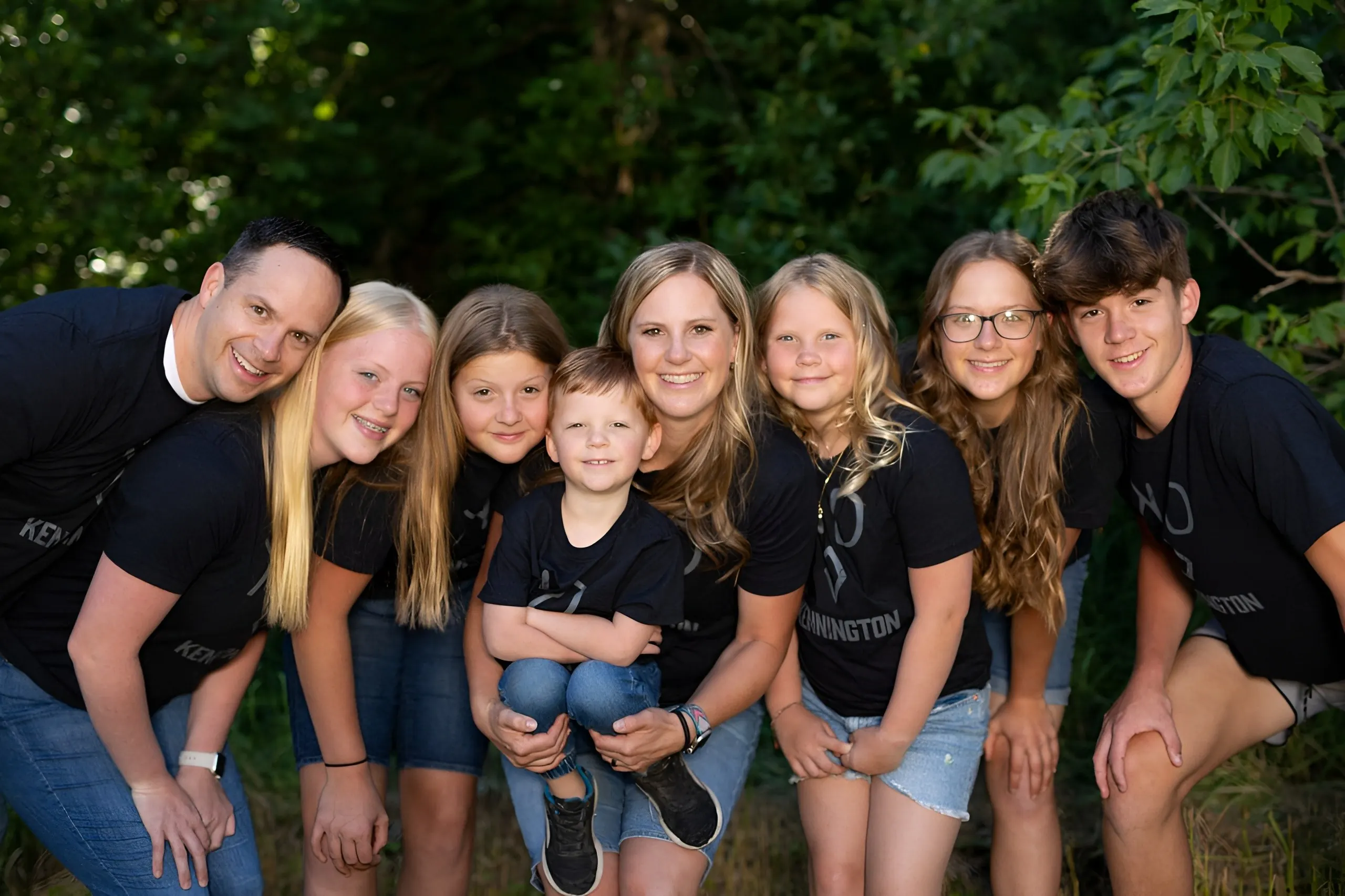 Una familia sonriente al aire libre