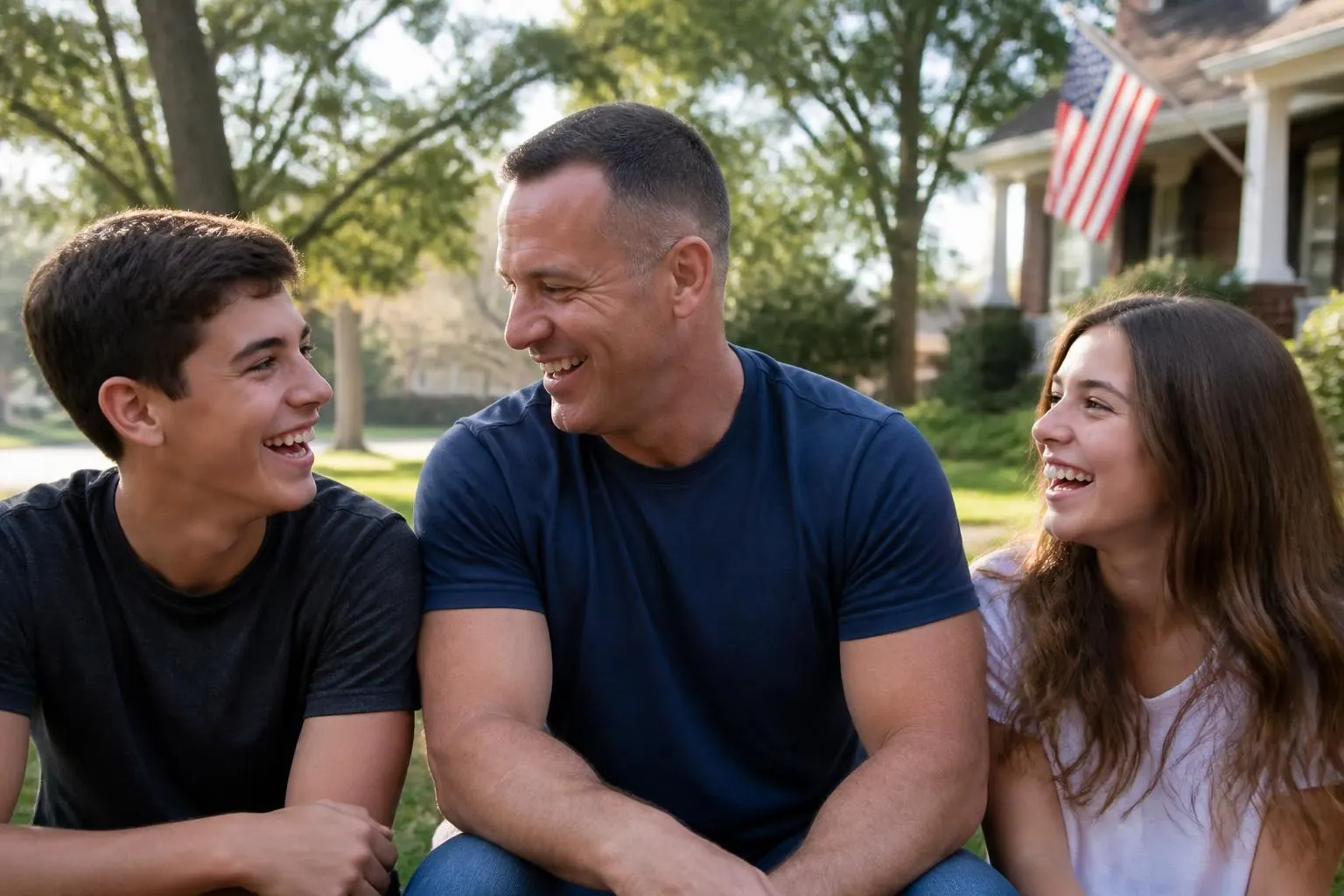 Papá veterano sonriente riendo con sus hijos adolescentes en un parque